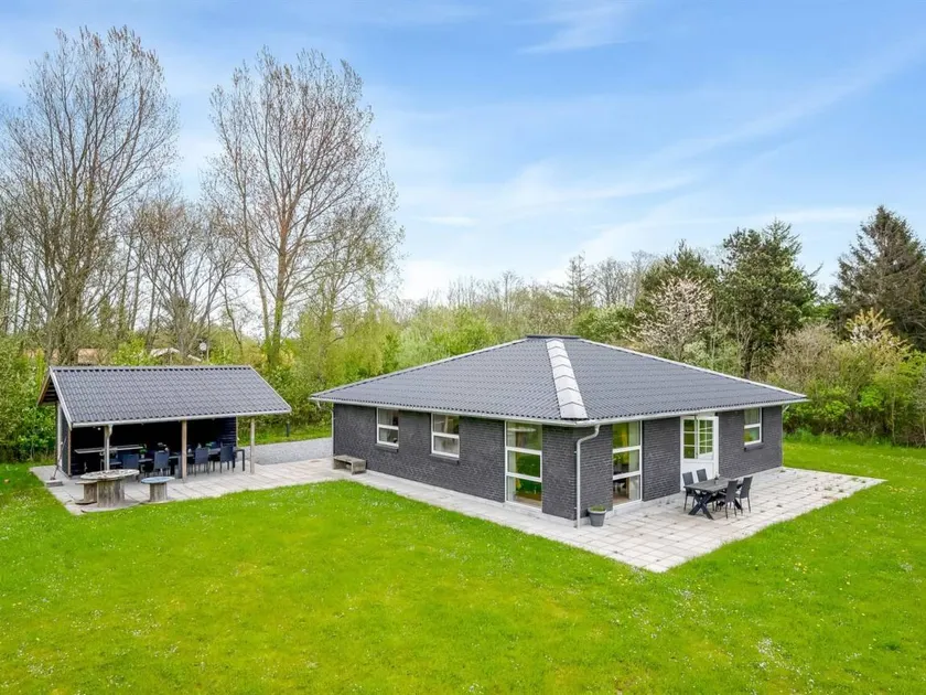 Holiday home with terrace - Image 1