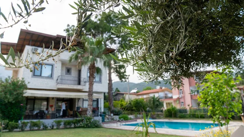 House with garden, terrace & barbeque - Image 1