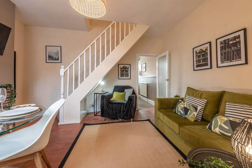 Open Plan 3 Bedroom House Garden and Outdoor Seating Driveway Parking Short Drive to City Centre - Image 1