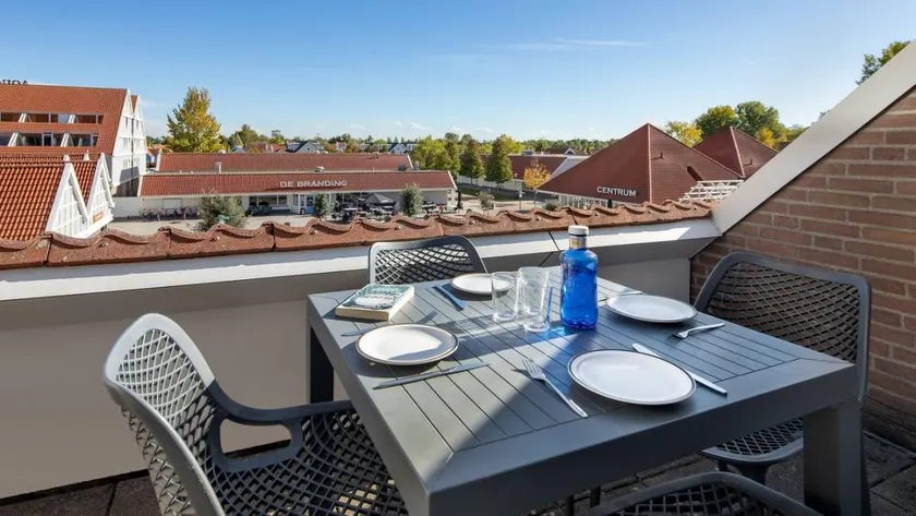 Holiday apartment with pool - Image 1
