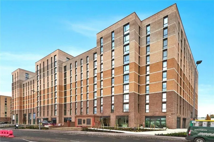 Family-oriented apartment with garden - Image 1