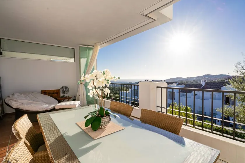 Apartment with pool & terrace - Image 1
