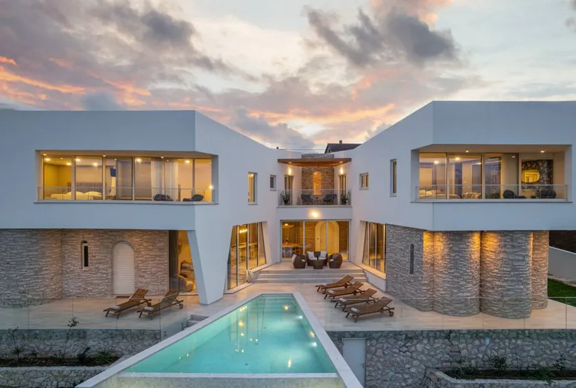 Children-friendly villa with BBQ, garden & jacuzzi | Mountain view - Image 1