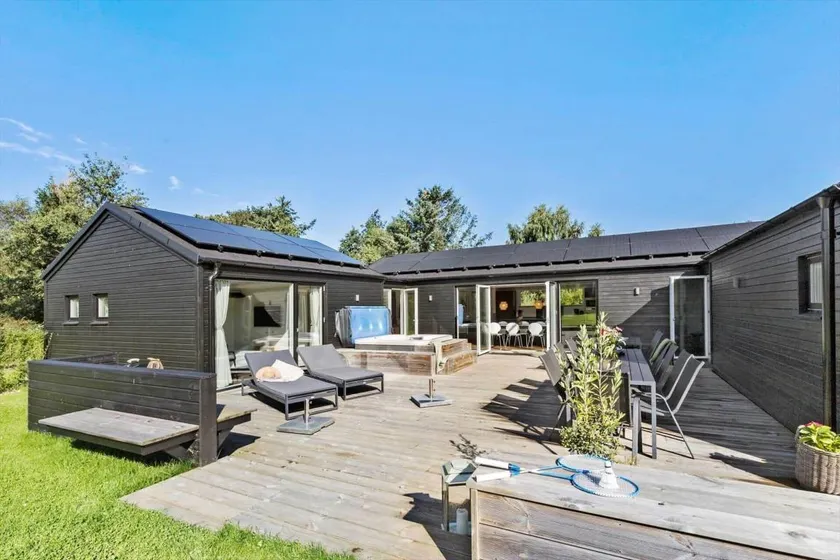 Holiday home with terrace, barbecue & jacuzzi - Image 1