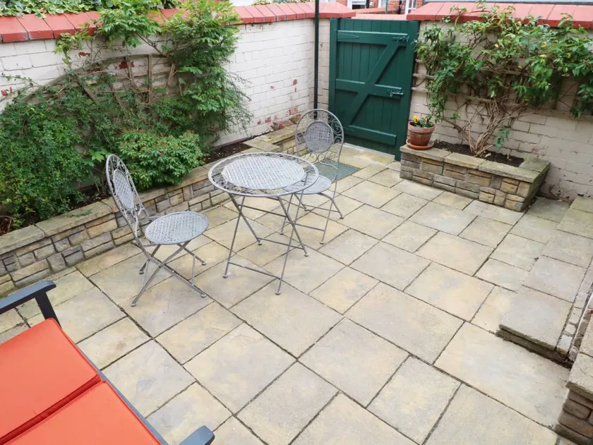 Family-friendly cottage with garden - Image 1