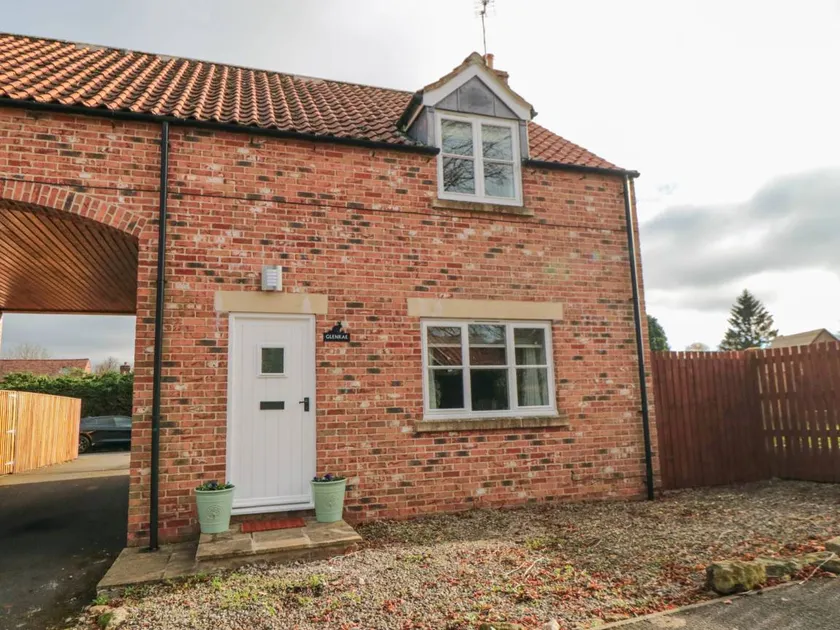 Cottage with garden - Image 1