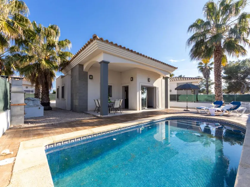 Children-friendly wonderful house with terrace, garden & private pool | Pets allowed - Image 1