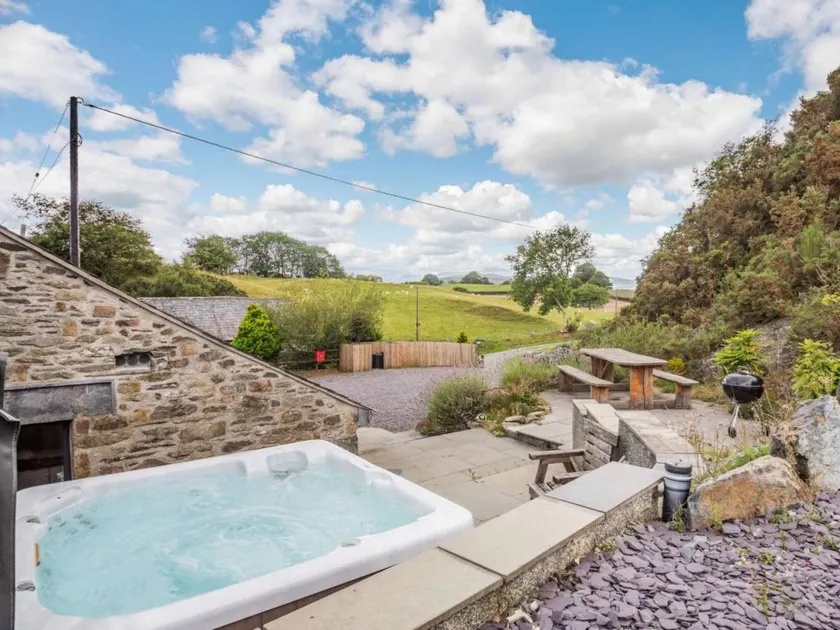 Fully equipped cottage with garden, BBQ & jacuzzi | Pet-friendly - Image 1