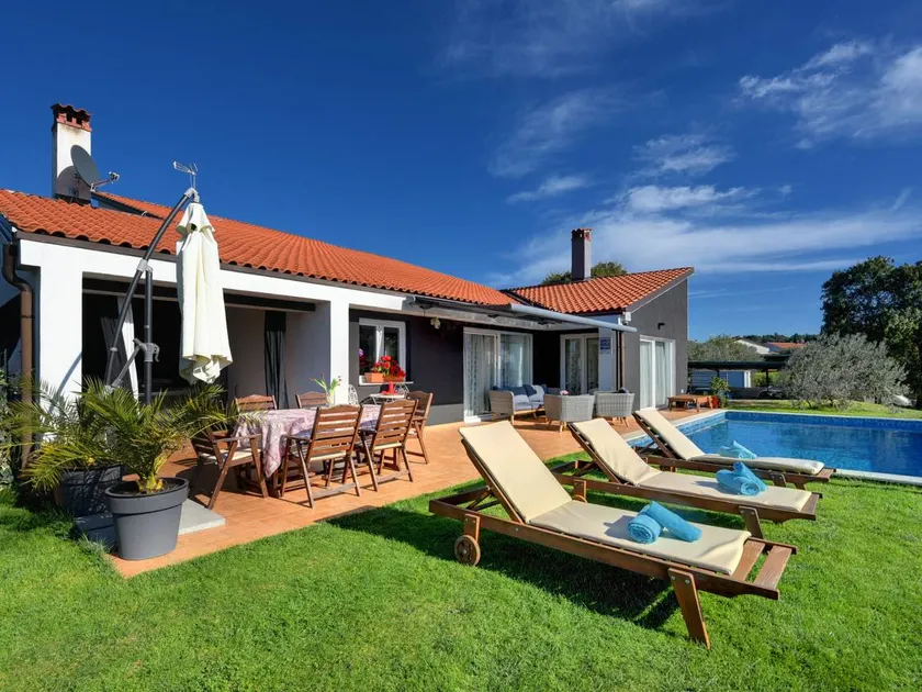 Fully equipped holiday home with terrace, barbecue & jacuzzi | Sea view | Pets allowed - Image 1