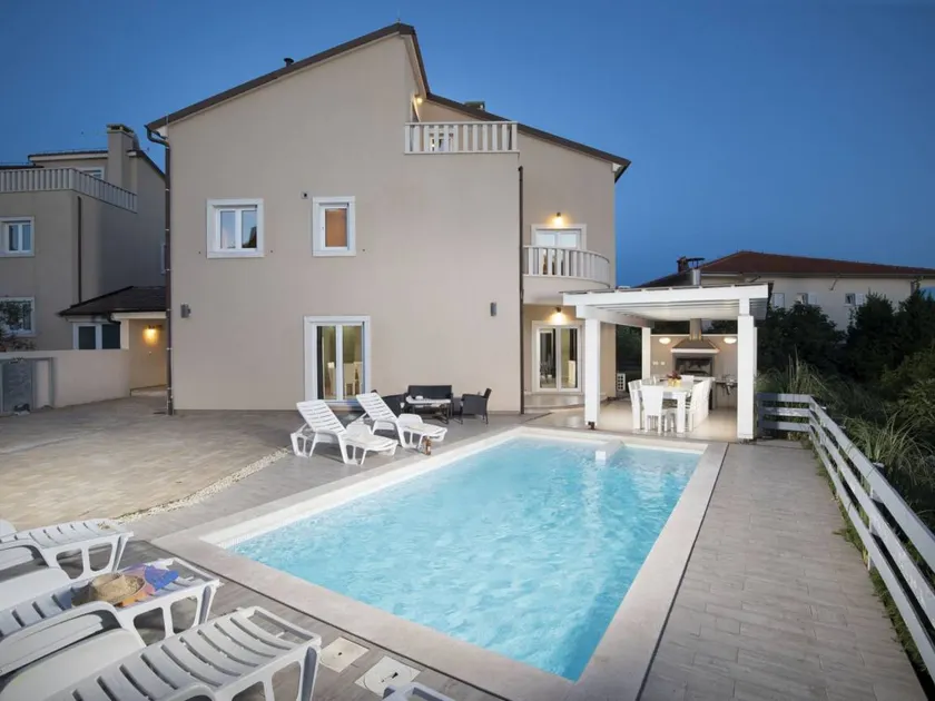 Ferienhaus mit Garten, privatem Pool und Terrasse - Image 1