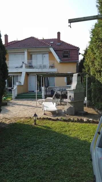 Holiday home with barbeque, pool & garden - Image 1