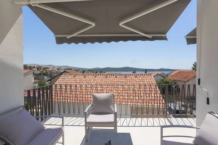 Fully equipped holiday apartment with terrace | Panoramic view - Image 1