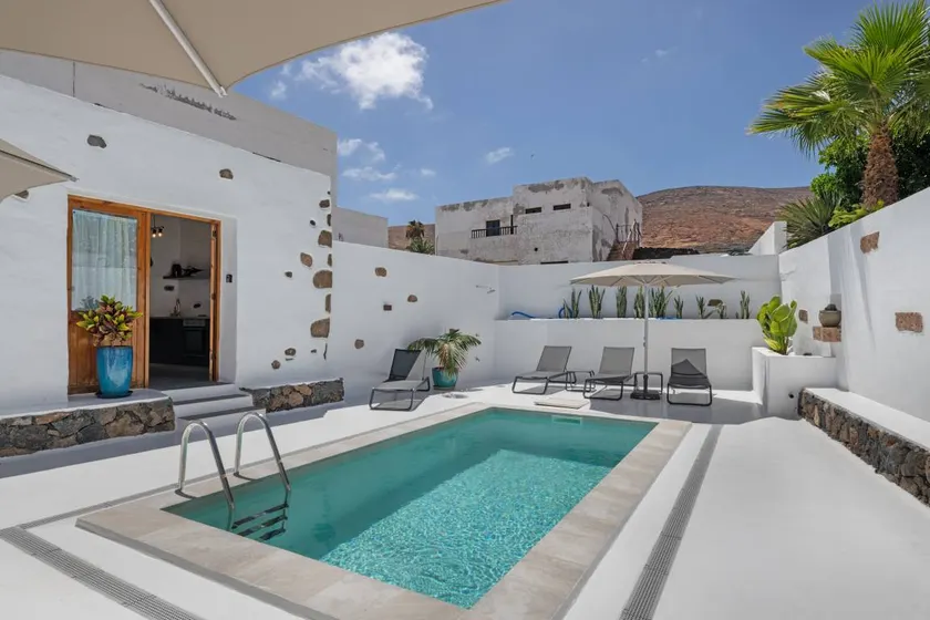 Schönes Apartment mit Terrasse und Pool | Bergblick - Image 1