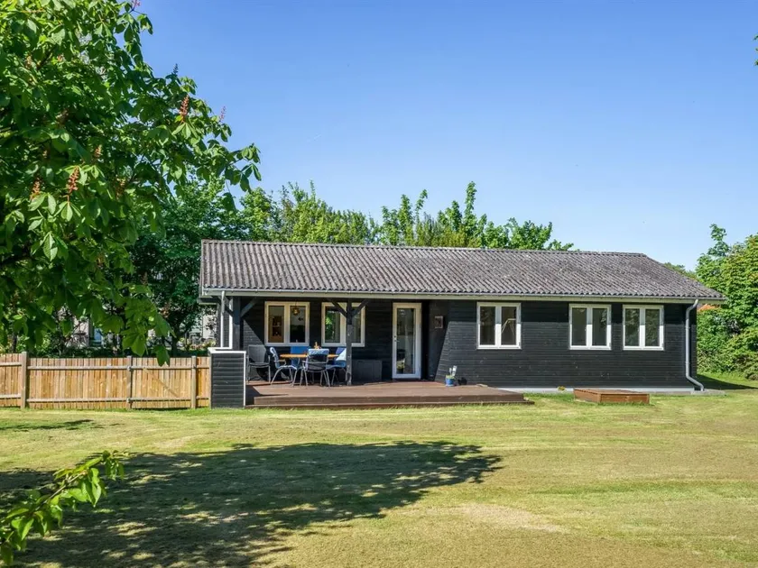 Holiday home with terrace, garden & barbecue - Image 1
