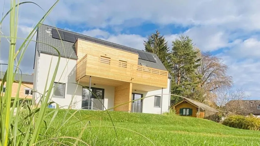 Flat with garden, terrace & heated pool - Image 1