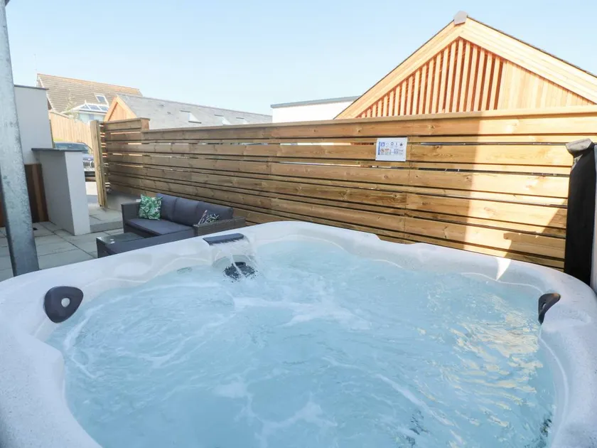 Cottage with jacuzzi & garden - Image 1