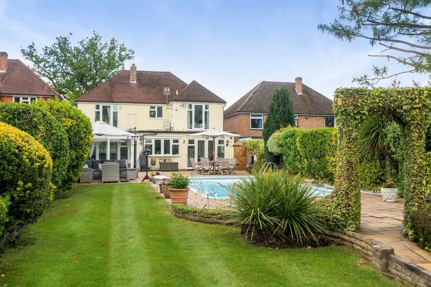 Fully equipped house with heated pool, garden & fast internet - Image 1