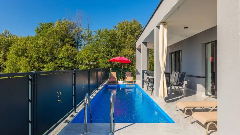 Villa with garden, terrace & private pool - Image 1