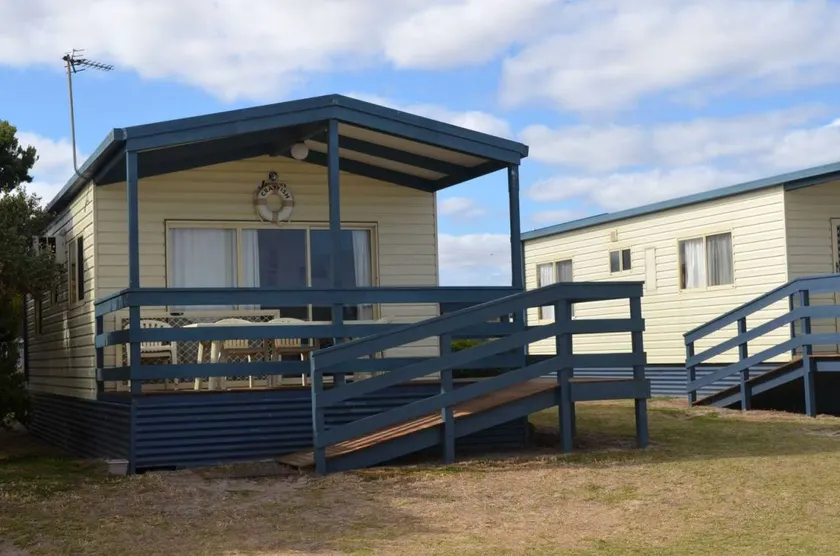Lovely Five-Person Cabin for a Beach Getaway near Portland, Victoria - Image 1
