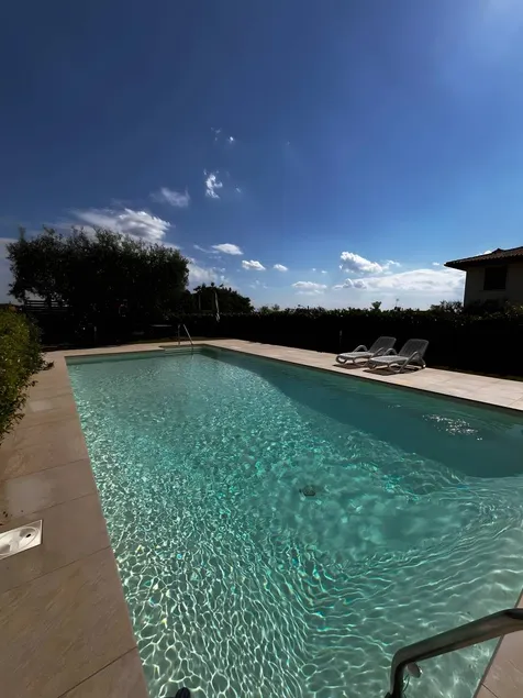 Maison entièrement équipée avec piscine, internet haut débit et terrasse | Vue lac | Avec animaux admis - Image 1