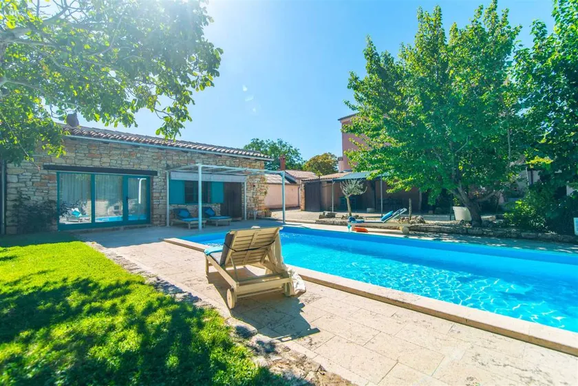 Villa con piscina, terraza y jardín | Vistas a la piscina - Image 1