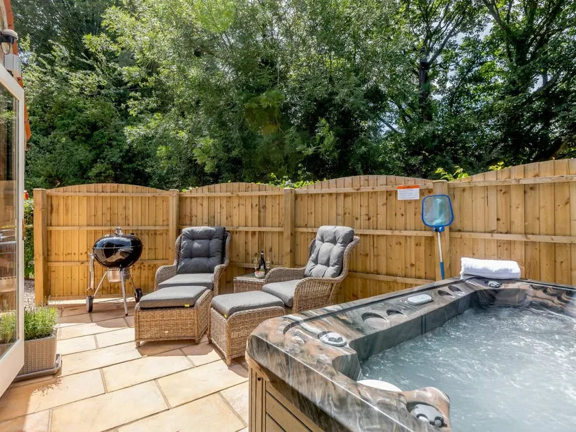 Cottage adapté aux familles avec barbecue, jardin et jacuzzi | Vue rivière - Image 1