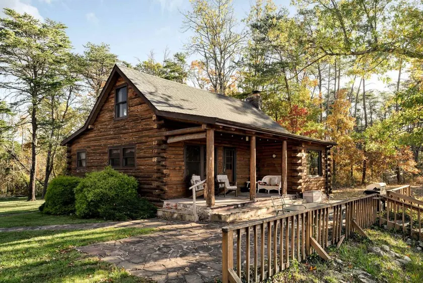 Stunning Secluded Log Cabin with River Access in Paw Paw, Maryland - Image 1