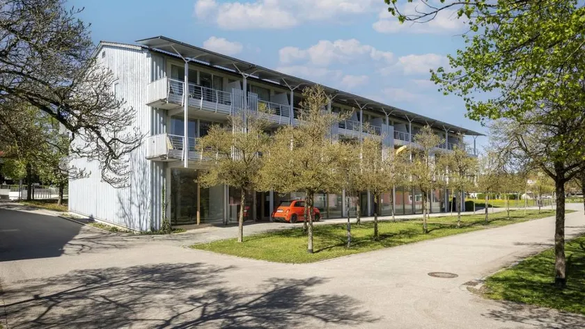Apartment with pool - Image 1