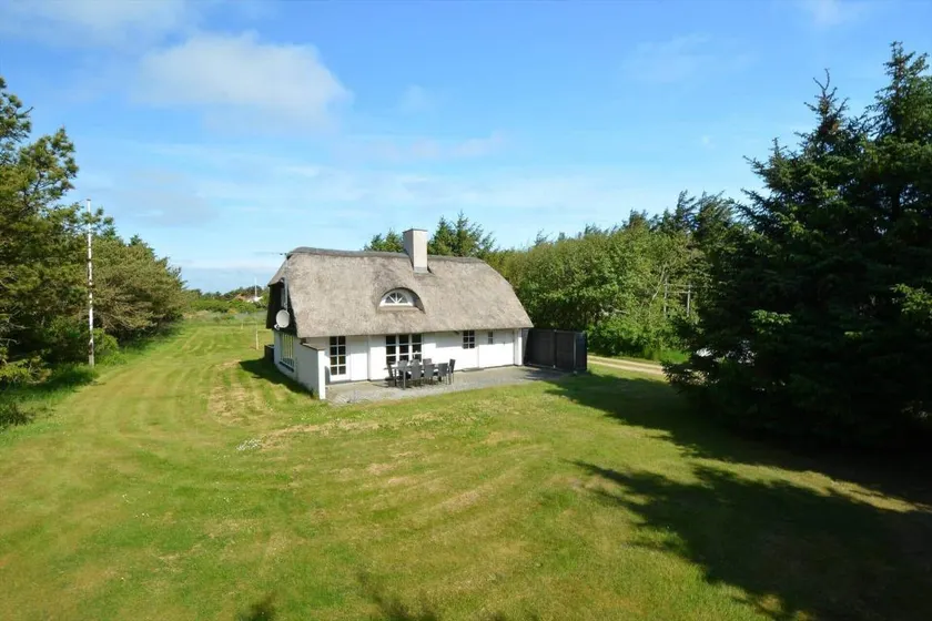 Children-friendly holiday home with terrace & barbecue - Image 1