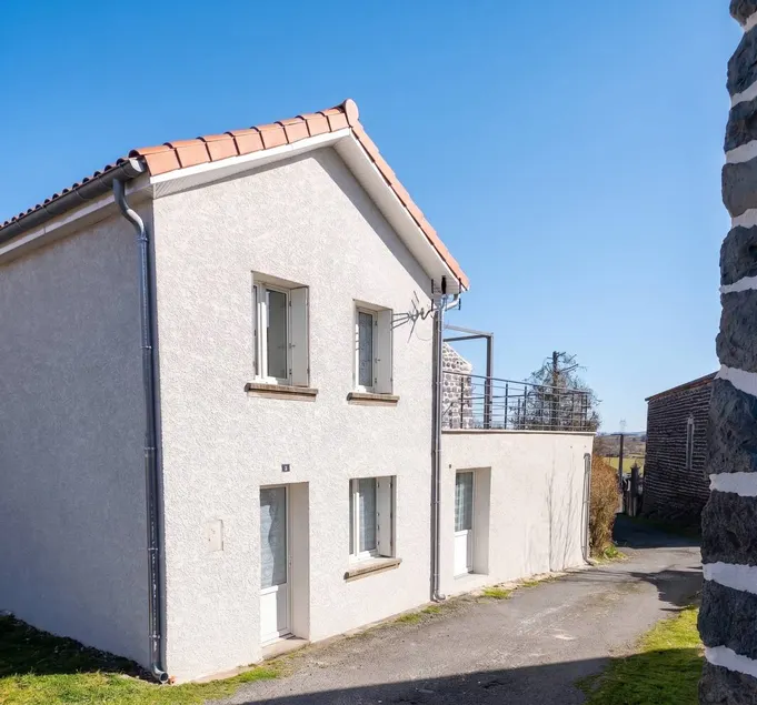 Holiday home with terrace - Image 1