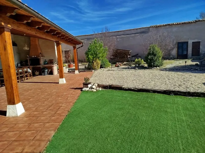 House with barbecue, garden & terrace - Image 1