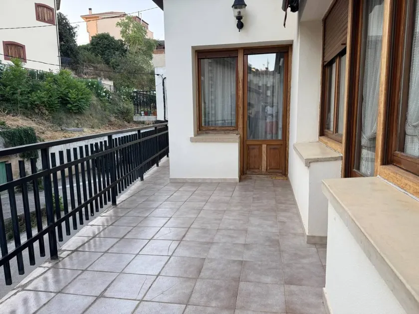 Podium Holiday Home with Mountain Views, Balcony, and Wi-Fi - Image 1