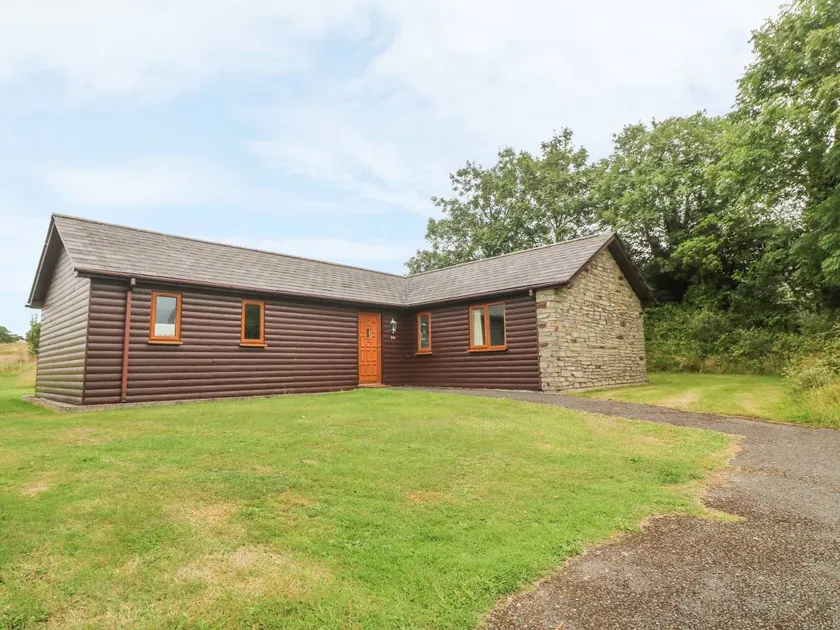 Children-friendly lovely cottage with garden, pool & hot tub - Image 1