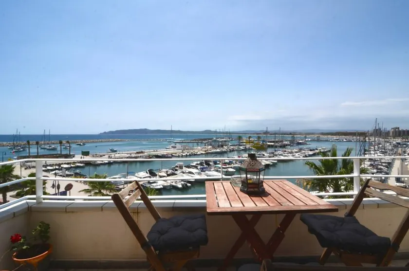 Apartment with terrace - Image 1