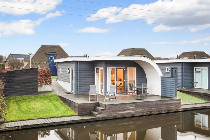 Lakeside Bungalow with Sauna - Image 1