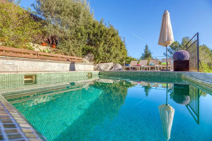Charmante maison entièrement équipée avec piscine privée, terrasse et jardin | Vue jardin - Image 1