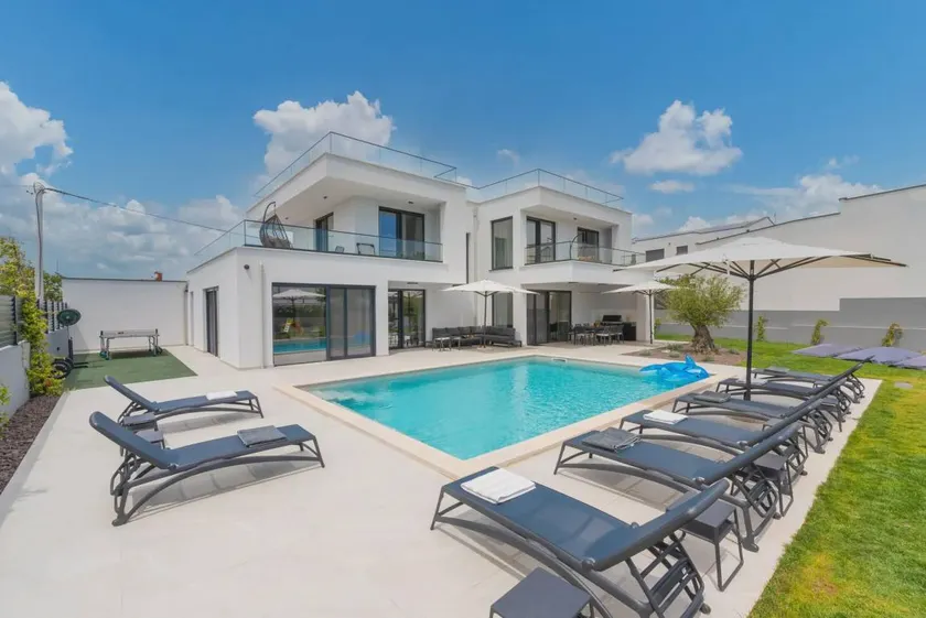 Children-friendly villa | Water view - Image 1
