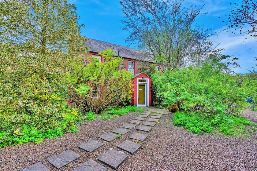 Cottage with garden & terrace - Image 1