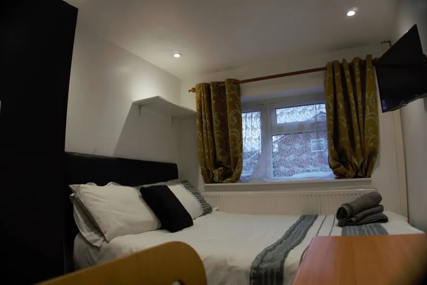 Cozy Coventry Studio with Extra Bed - Image 1