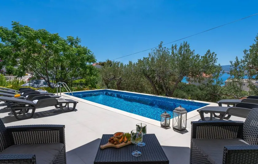 Villa apta para niños con barbacoa, piscina privada y jardín | Vistas al agua | En la playa | Se admiten mascotas - Image 1