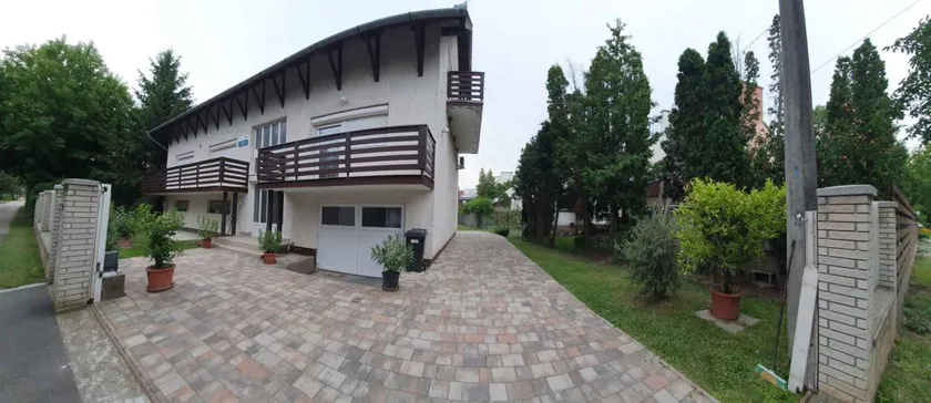 Apartment with terrace & garden - Image 1