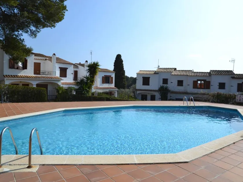 Ferienhaus mit Garten und Pool - Image 1