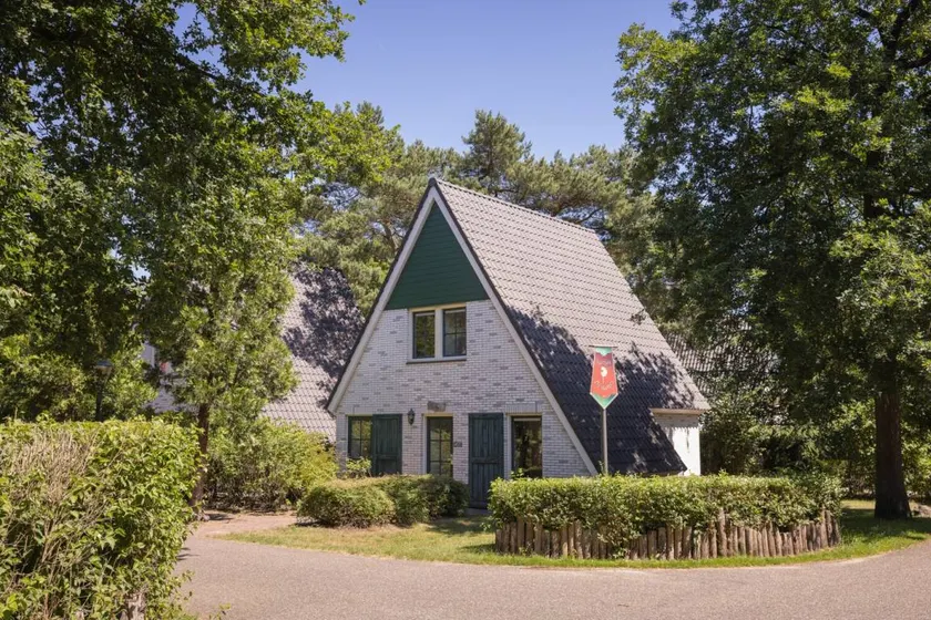 Bungalow with garden, terrace & pool - Image 1