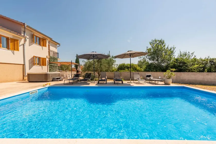 House with private pool, barbecue & garden - Image 1