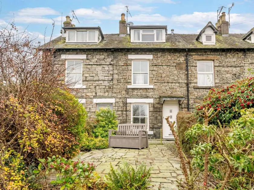 Cottage with garden & terrace - Image 1