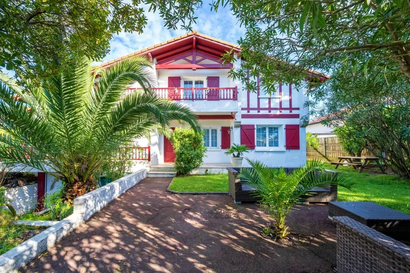 Bed and breakfast with barbeque, terrace & pool - Image 1