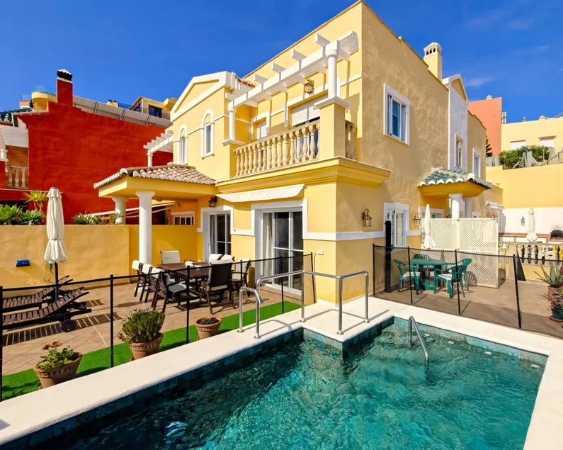 Charmant chalet adapté aux familles avec piscine privée, barbecue et jacuzzi | Vue golf | Idéal pour le télétravail - Image 1