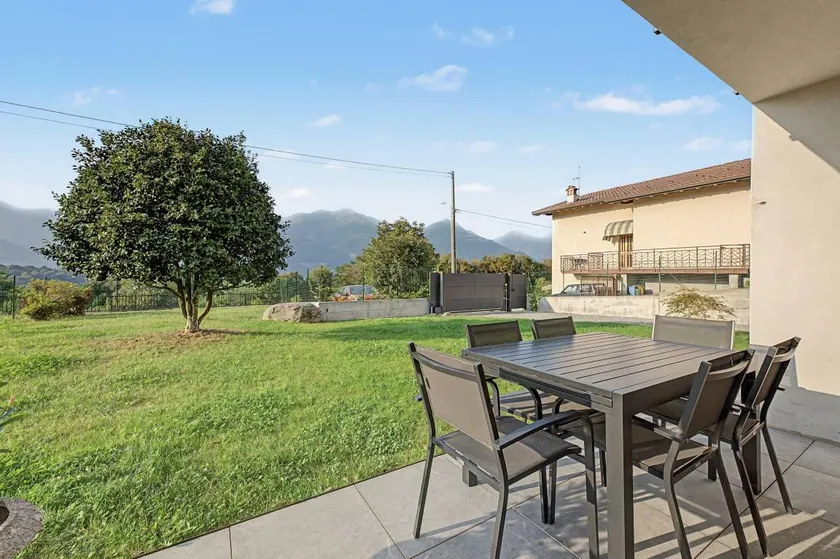Apartment 'Tommaso' in Villa Flaminia, Colico, with Garden and BBQ - Image 1