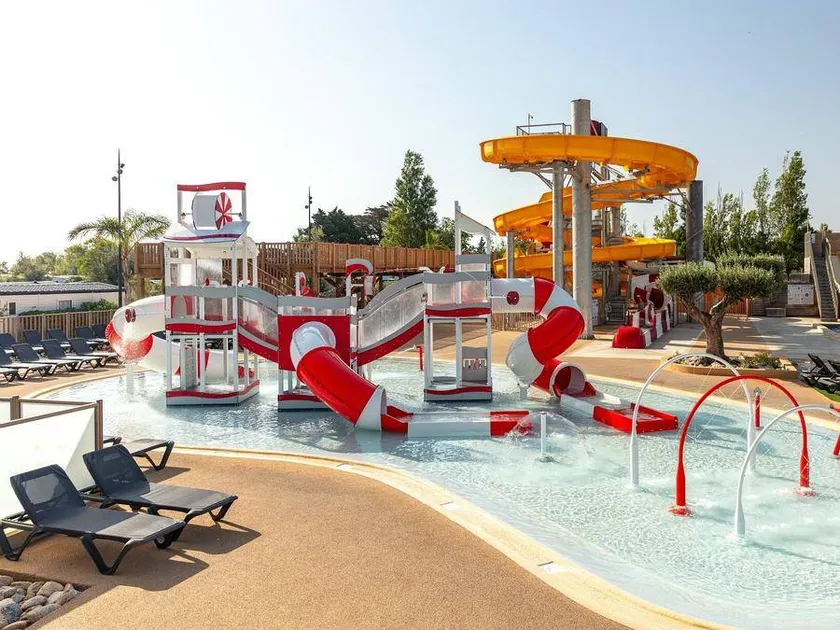 Mobile home with terrace & heated pool - Image 1