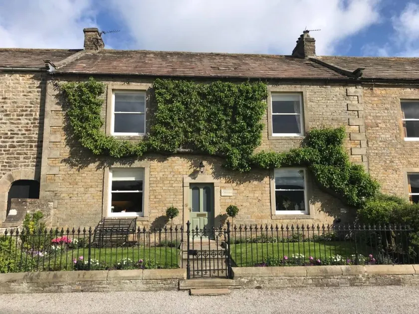 Cottage with terrace & garden - Image 1
